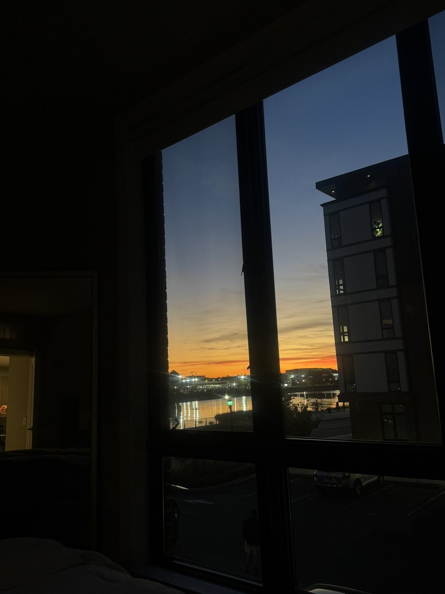 malwaves's tweet photo. Pretty views from bed https://t.co/vQ5Ga1WNbr