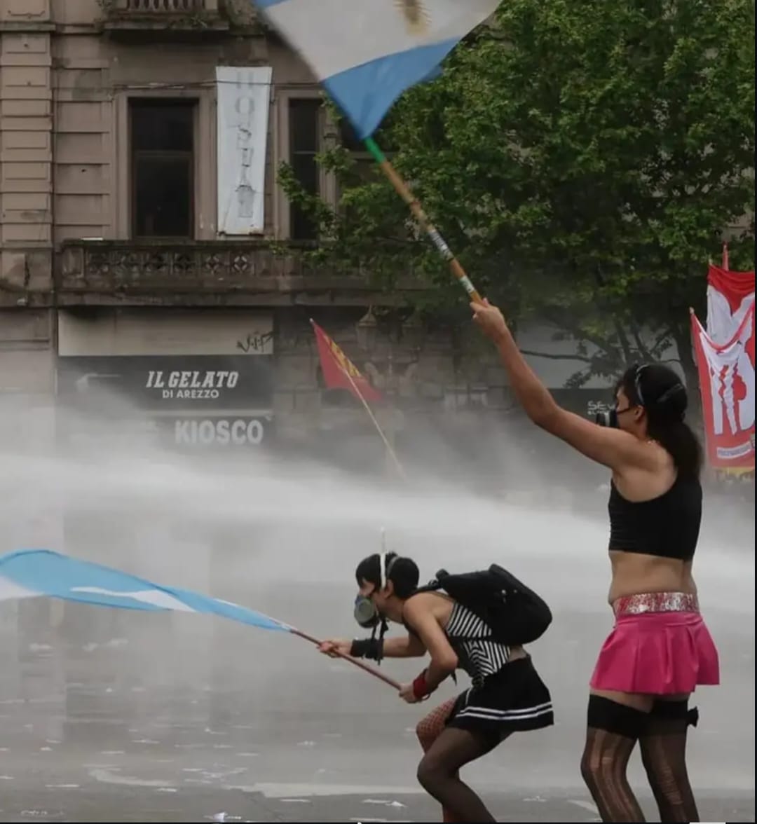 DiegoMaure1800's tweet photo. 🚨URGENTE!!!🚨
Hace un rato se llevaron detenidos a nuestros dos comapañeros en las mediaciones de Plaza de Mayo.
Por Favor dar RT, DANOS UNA MANITO. necesitamos ayudarlos. https://t.co/LkvEO7Vqqt