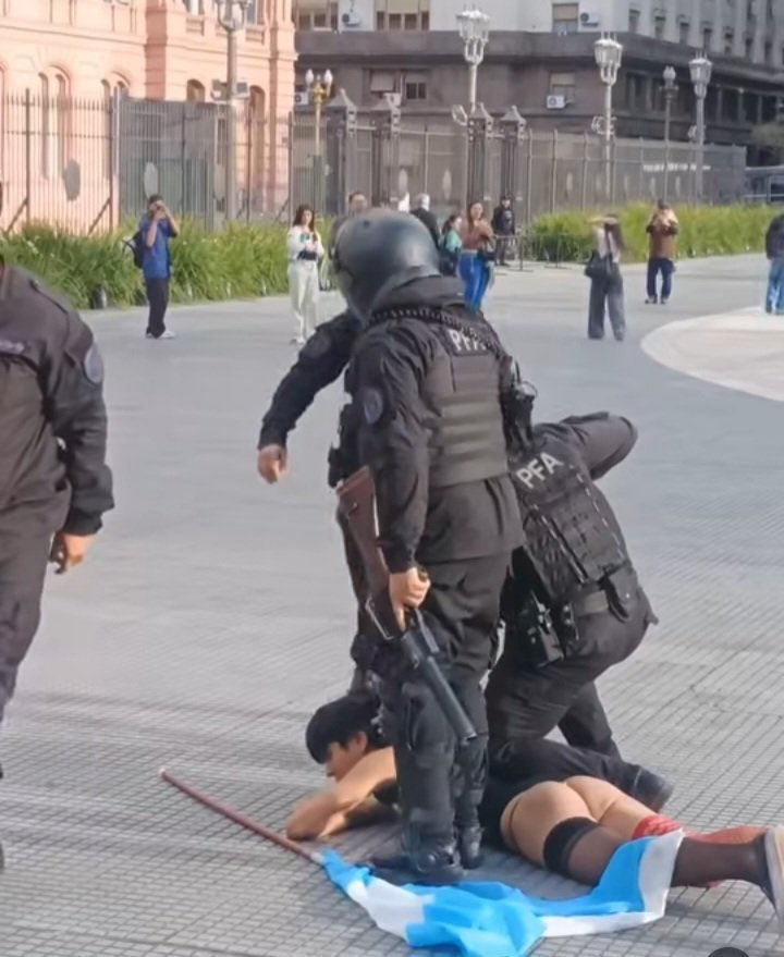 Titanfdc's tweet photo. El twink referente del peronismo quiso entrar a Rosada para matar a Milei JAJAJAJAJA

Lo que lo van a delirar en la cárcel ahora. Hermoso final. https://t.co/kl4iRbyqkl