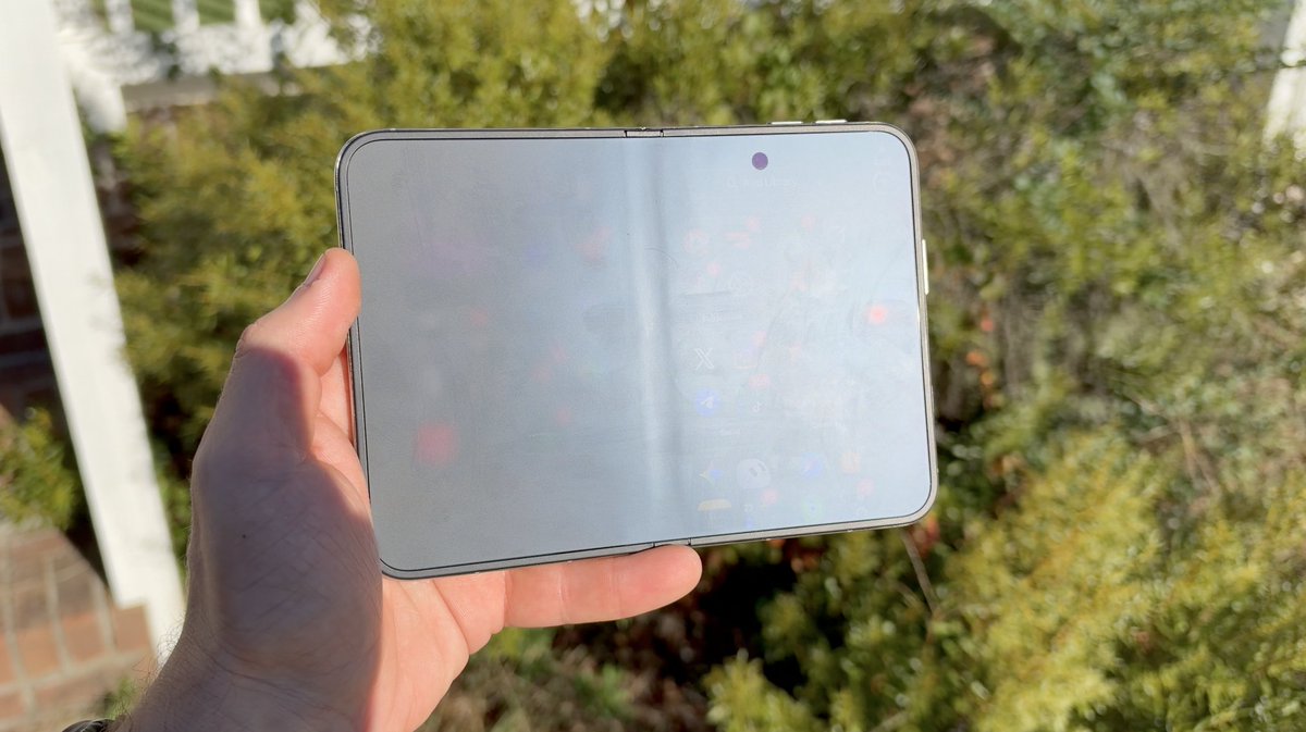 Marks_Tech's tweet photo. lmao alright, so people really weren't kidding. The iPhone Duo really is hard to see in direct sunlight... https://t.co/ozqFAeTjNJ