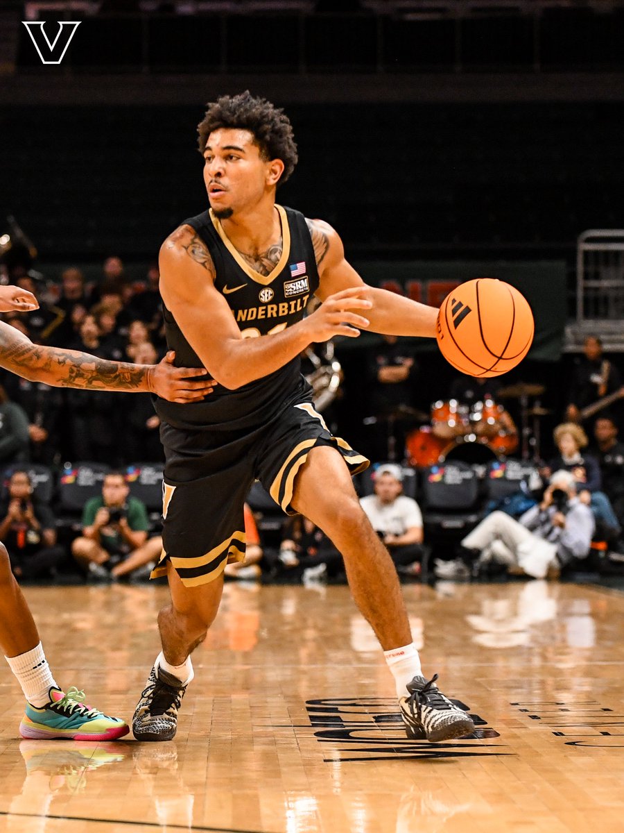 VandyMBB's tweet photo. early action 📸

Ace with 7 to lead the Dores ⚓️ https://t.co/AEoaYw0kI7