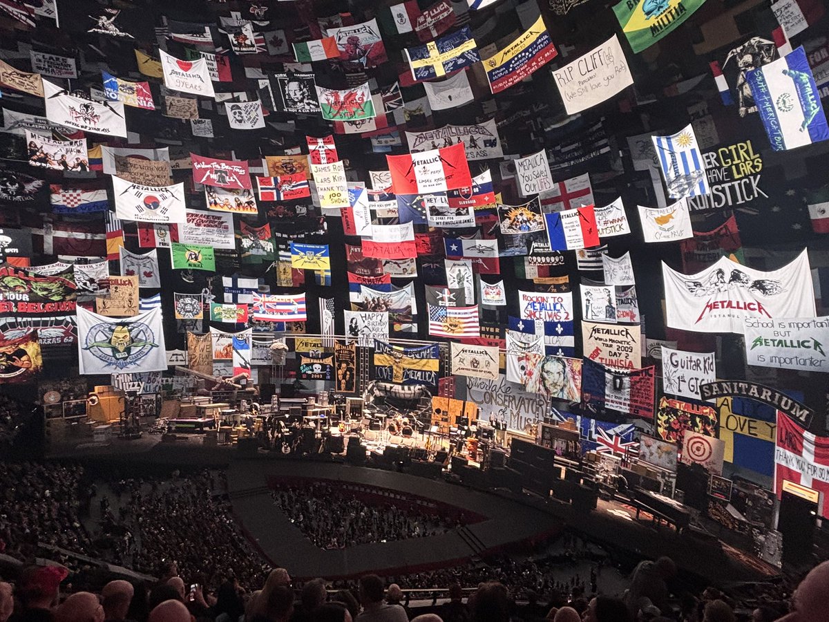ivelen's tweet photo. Mi hijo se fue a Las Vegas a ver a Metallica, me dice: te hubiese gustado este ambiente
- Yo: me hubiese dado un ataque de ansiedad ver todo ese poco de pancartas 
- Él: 😂😂 https://t.co/raXvjfeq6A