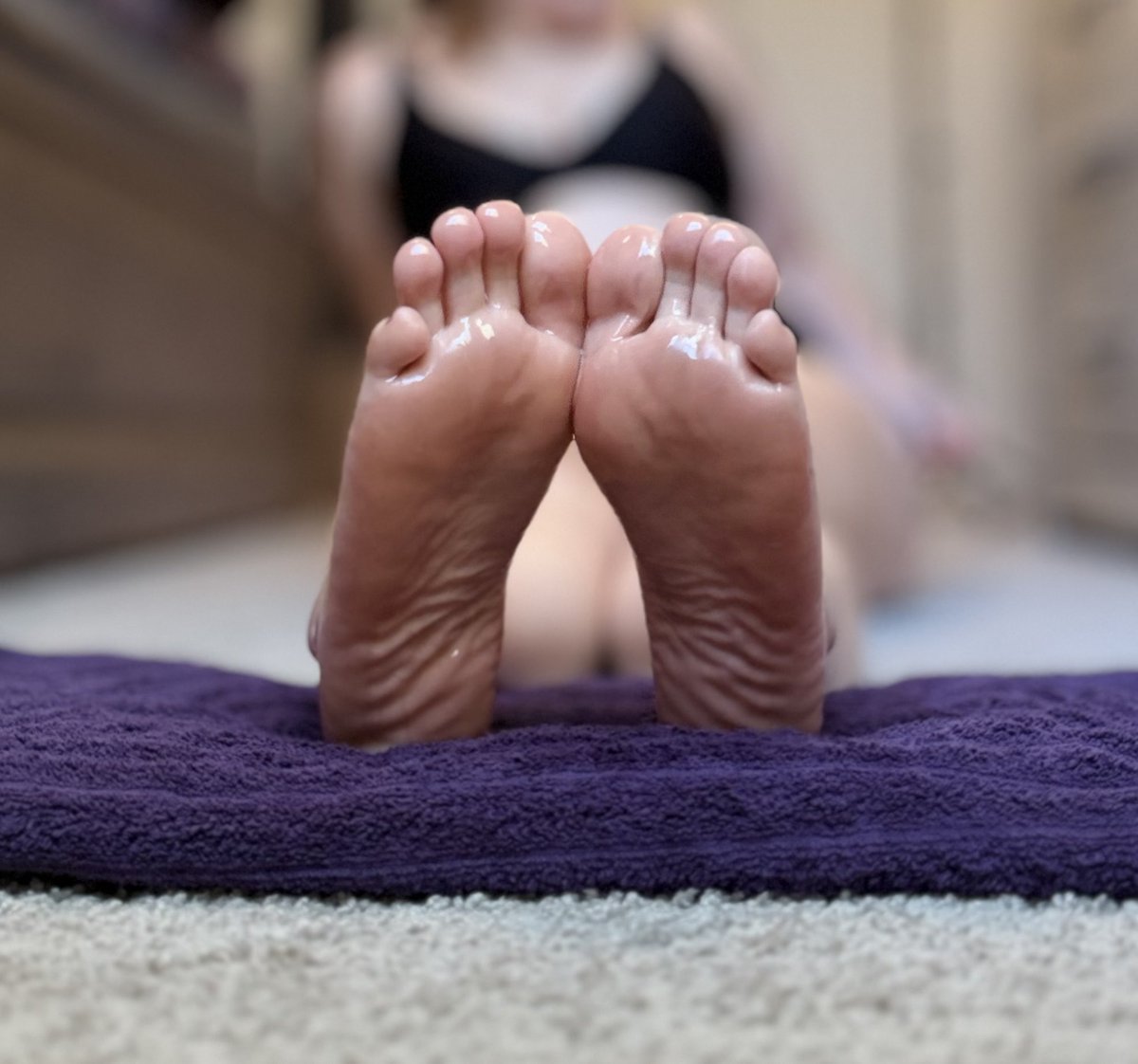 Sinful_SolesX's tweet photo. Silky, slick, and glistening with oil… 😈✨ Go ahead, stare a little longer. I know you want to. 💋

#OiledSoles #SoleTease https://t.co/zTCqTzN5kV