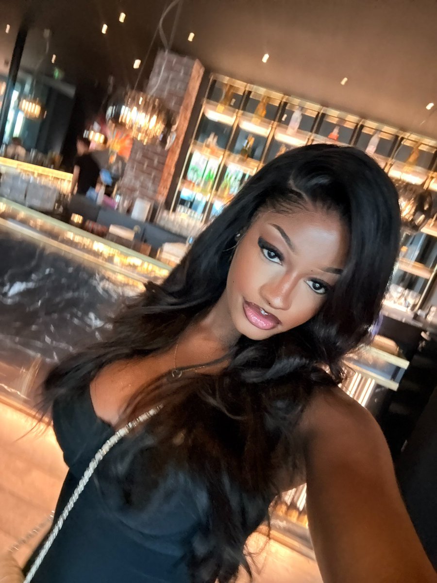 Mp35z's tweet photo. Enfaite je veux juste avoir le tuto de mon makeup ce jour là pitié 🙏🏾 https://t.co/qkZiynUJV2