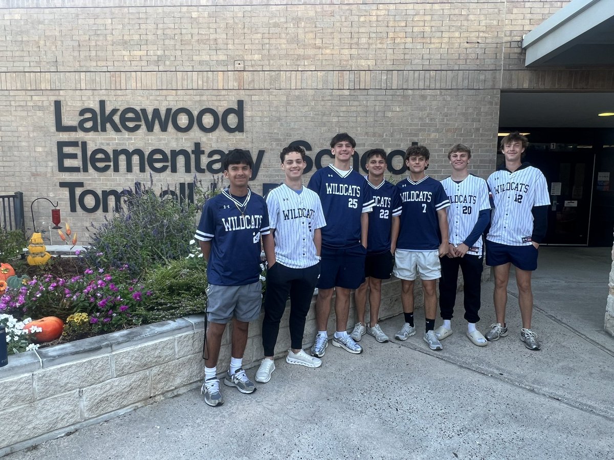 TMHSBaseball's tweet photo. Our guys getting out in the community and having a good time with the future of Tomball Memorial!  Great Job fellas! https://t.co/tlOJiPrTtH