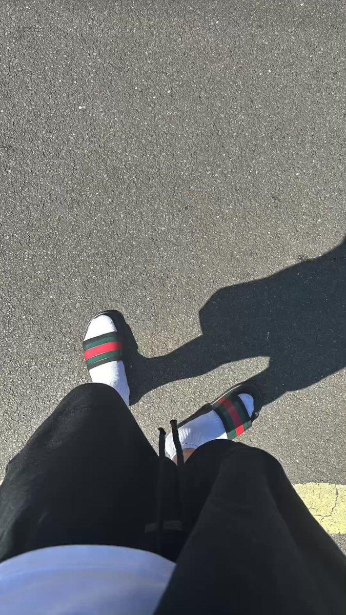 lfkfkfkffl's tweet photo. ou sont les bon soumis qui paye pour renifler ses pied de pute https://t.co/MayMmZWLwS