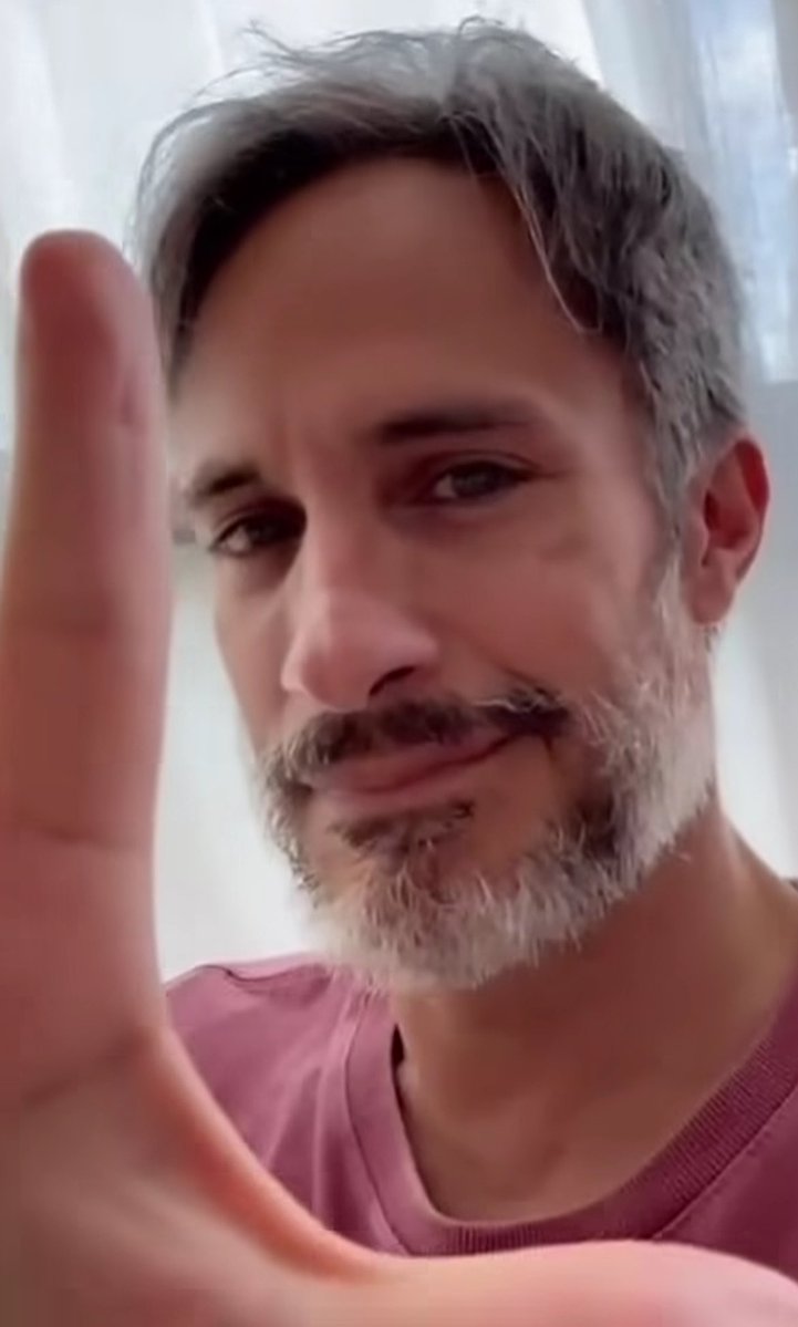 anaclara_dt's tweet photo. gael garcia fazendo o L eu amo esse homi https://t.co/HduGcX5B9b