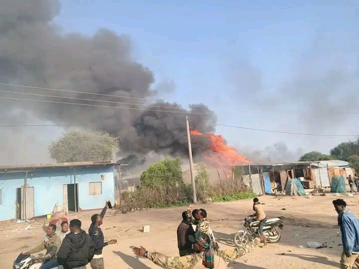 AwRobleh's tweet photo. Soomaalida & shucuubta dariska ahba ma fahansano waxyaabaha ka socda Mooyaale & meelo kale, iyo khatarta ka imanaysa Oromada Itoobiya:
1. Maadaama Oromada Itoobiya ay dalka xukumaan waxay u isku qanciyeen in siday shalayba Axmaaradu u samaysay xuduudaha Itoobiyada maanta, ay ayaguna maanta fursad haystaan ay ku samaystaan Oromo weyn  "Oromummaa "Oromo nationalism" ama "Greater Oromo State" wuxuuna u jeedkoodu yahay Badda Cas & Badweynta Hindiya inay gaadhaan.
2. Si ay u gaadho ujeedooyinkaa waa inay ku duushaa shucuubta dariska ah, waxayna aaminsan tahay jidka lagu gaadhi karo Laamu (Kenya) & Lughaya (Soomaaliya) & Cassab (Eritrea) inuu yahay Mooyaale (Gobolka Daawa), Garba Ciise (Galbeedka Sitti), iyo Bure (Deegaanka Canfarta)
3. Majirto dhibaato, dagaal ama colaad u dhaxaysa labada shacab ee Oromada & Soomaalida ee ku hoos nool Itoobiya, ee waxaa jira dagaal nidaamsan ooy madaxda & siyaasiyiinta, iyo waxgaradka Oromada Itoobiya ku hayaan shacaka Soomaalida. Dhibaatadu kuma koobna Soomaalida kaliya ee wuxuu maamulka Oromada Itoobiya xasuuq iyo barakicin nidaamsan ugaystay shucuubta dariska la ah sida Sidaamada, Axmaarada, Hararida (Adarida), Uraagada, Silte (Uraagada ayay ka baxday), Gedeo, Konso, Walayta (Wolayta), Gamo, Dorze, Barta (Banishangul), Benishangu & kuwo kale
4. Sideedii sano ee la soo dhaafay waxaa Soomaalida ku socday dagaal nidaamsan (dowladdu ka dambayso), waxaana loo adeegsaday Malayshiyaadka & Booliska Oromada oo xidhan dirayska ciidanka qaranka, walibana adeegsanaya gaadiidka, hubka & isgaadhsiinta dowladda dhexe.
5. Waxaa hoggaanka u haya Oromada Itoobiya koox katirsanayd askartii Mengistu & TPLF,  wuxuuna ujeedka ugu weyn yahay Diin, waxayna rabaan inay ku duulaan Kacbada. waxaa kale oo qorshahooda kamid ah inaynan nabad ka dhicin Soomaaliya iyo inay dab ku shiddaan (qalaase ka abuurtaan) Kenya. @HassanKeynan2 @hassanabdirahm8 @Hassa23851483  @MBiib143 @Dr_mahad_2010 @SuldanMohamed_ @dervishconan @EIshmael_ @Abdirik @CivicPulseh6nc @HodanHomes @AhmedAbdiIsse1 @Sitti_Salal_Dji @ay_has @ElmiYabeh @ACeegaag