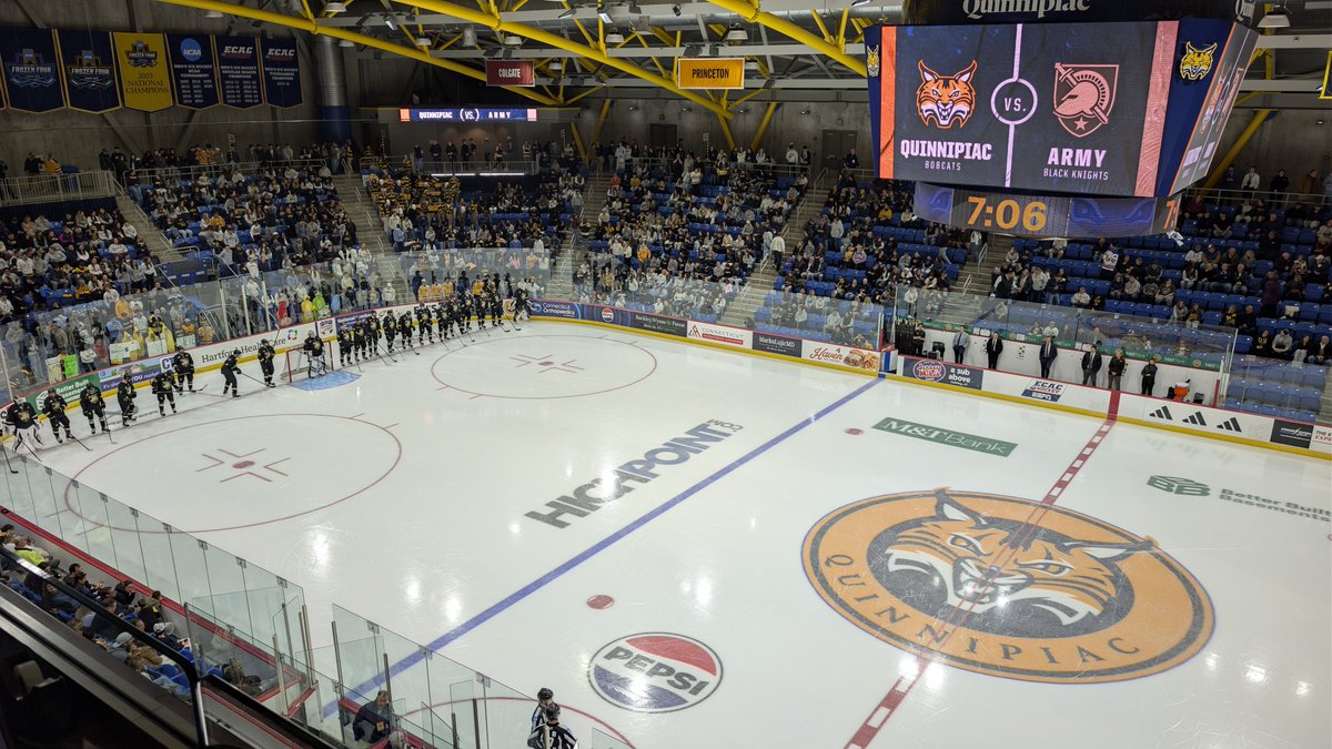 DanRebain97's tweet photo. Scoreboard is still not working, but the players have stepped onto the ice. 🤷🏻‍♂️ #GoArmy https://t.co/pQNwvSNsLi