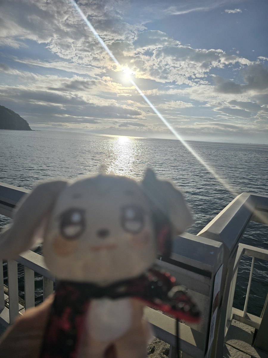 moon0323ATINY's tweet photo. ゆの、とてもとてもキレイな夕陽を見せてくれてありがとう🥺🥺
青空の色とオレンジがmixされて、めっちゃキレイ✨✨✨
そう言えば、前に私、夕陽じゃないけど
似てる写真撮ってた🙃🙃けど、光が遠い💦💦
ゆのの写真は、光の矢が届いていて、身体の前にあるところが神様に護られてる感じでとても良いと思う🥺🥺
#ATEEZ #에이티즈 #Yunhois3gram  #윤호