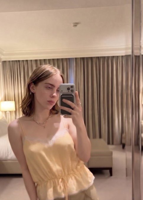 thatmidboyy's tweet photo. Billie Eilish debuting her new look. She really never misses. 🖤📸 https://t.co/RJ4zVKUlUo