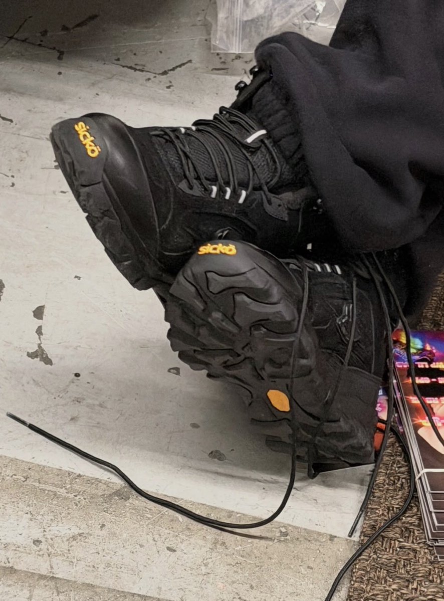 6vampx's tweet photo. Another look at #sicko x #yzy collab on feet 😮‍💨 https://t.co/ryiFWSwxAm
