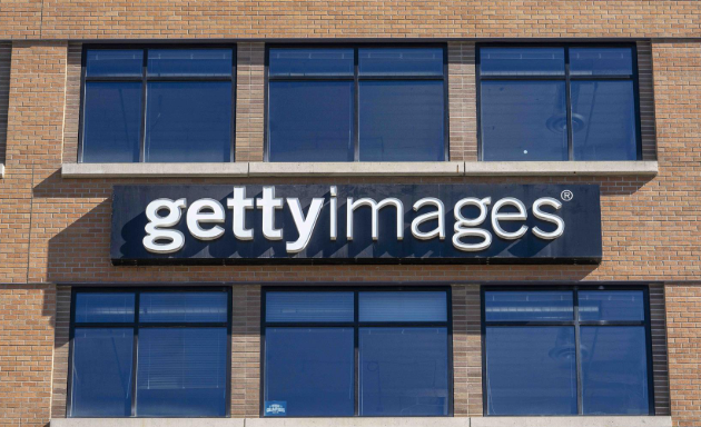 MundoDTP's tweet photo. 📸 GETTY IMAGES SE DECLARA EN BANCARROTA

Uno de los bancos de fotografía más famosos del mundo se acogió al Capítulo 11 en EE.UU.
Deuda millonaria, fusión fallida con Shutterstock y la competencia de la IA.
Seguirá operando con normalidad. La familia Getty + Koch quedarán como dueños del 100% y la sacarán de la bolsa.

¿La IA acabará con los bancos de imágenes?#DeTodoUnPoco #GettyImages #IA #Bancarrotas