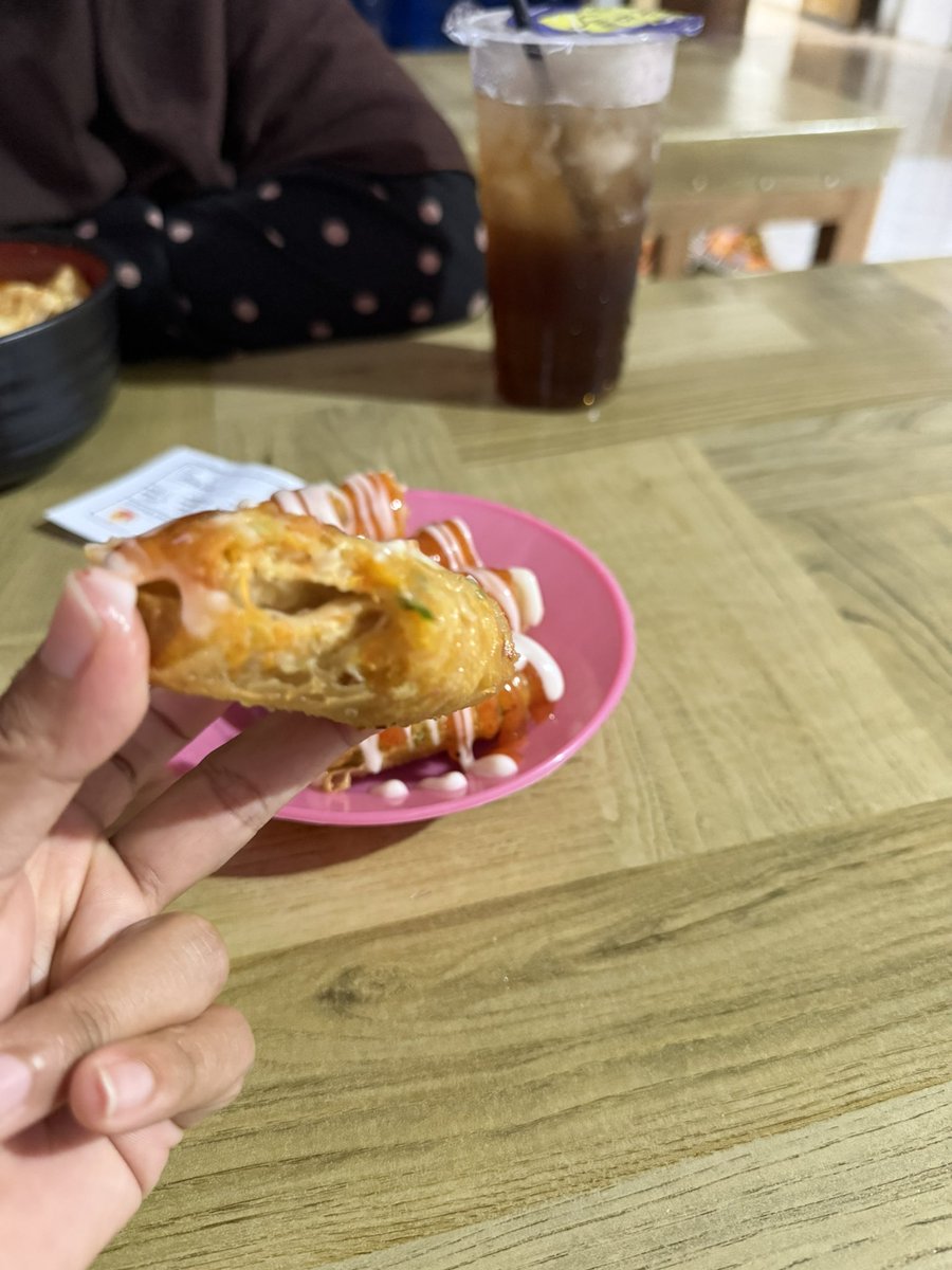 zvyrae's tweet photo. DIMSUM GORENG, SEENAK ITUU, MANA HARGANYA CUMA 2K/pcs 😭😭🤏🏻 https://t.co/OhbXG4kFTb