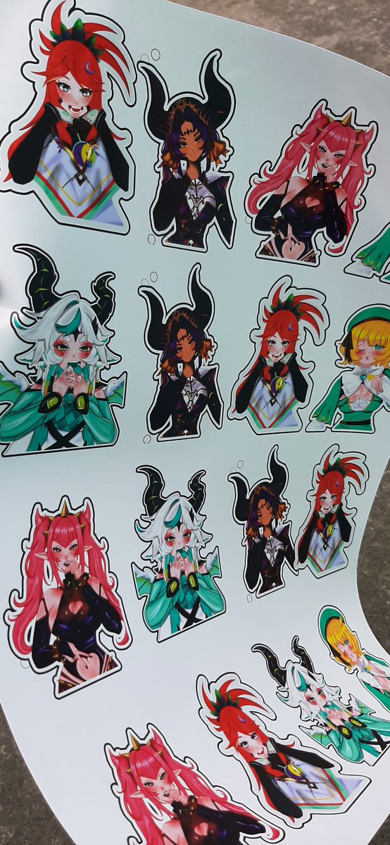 LineartRandom__'s tweet photo. Andaba desaparecido por que andaba haciendo esto. 👀  merch pidata.  Son mis dibujitos hecho stickers. ✅  creo que unos de los pasos que sigue, después de dibujar es imprimir tu trabajo o empezar en la animación. Yo imprimí.  Pero ando aprendiendo a animar 👀  👍 + https://t.co/In86IRez8a