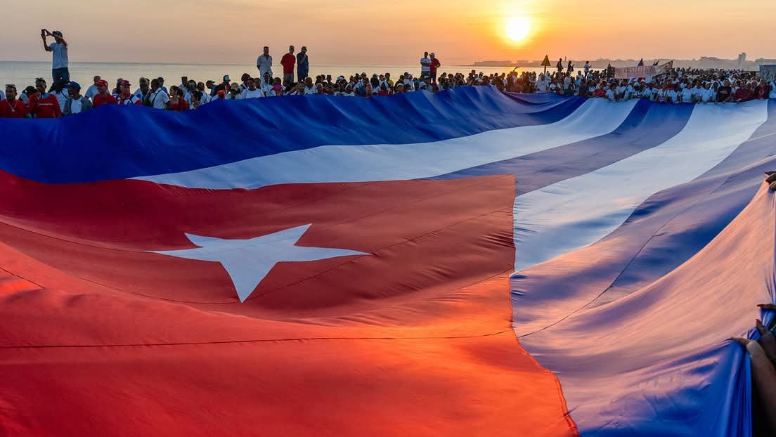 EmbacubaP's tweet photo. 🇨🇺🗣️ @BrunoRguezP

“Rechazamos toda amenaza sobre ambiciones de EEUU hacia Cuba.

En nuestras costas hay bellas playas, pero también diente de perro, inhóspito para quienes llegan con fines hostiles y ansias de dominación.

#CubaNoEsUnaAmenaza El Bloqueo Sí”. https://t.co/bDxRdlkwyi