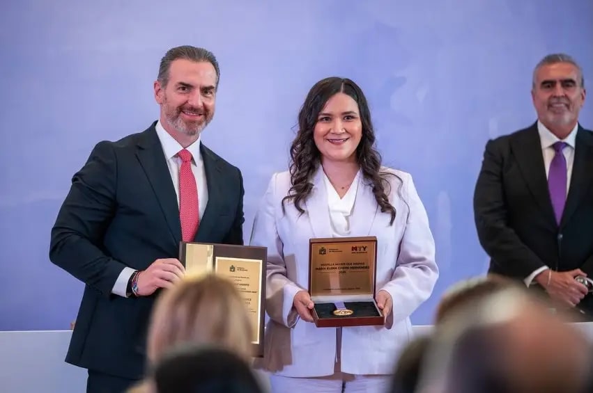 TECcampusMTY's tweet photo. 🔭 La astrofísica del Tec de Monterrey, Carolina Rodríguez, recibió la Medalla Mujer que Inspira María Elena Chapa en la categoría Actividad Científica, por su trayectoria en la investigación. 📚 https://t.co/nBobBH8y2C