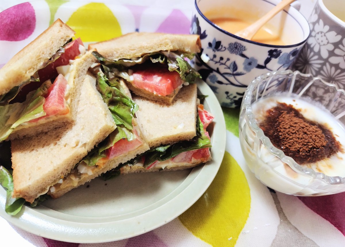 junJuly08's tweet photo. 26.10.24の朝ごはん
🥪トマ玉サンド
🐄ヨーグルト 羅漢果糖かけ
🥄クノール エビのビスク(粉末)
お腹がグーグーなって起床
サンドイッチはこの組み合わせが定番　旨いです
🍀
＃おうちごはん
＃料理好きな人と繋がりたい
＃ベジプロファースト
＃life_is_eating_delicious_food
＃on_a_long_break https://t.co/ZZgvC6Y1hj