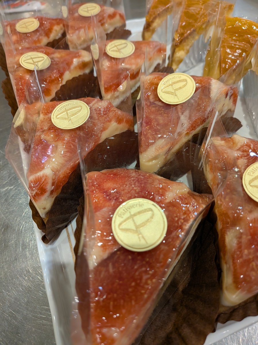 norick02095646's tweet photo. 今日も頑張りますっ‼️💪
営業開始っ‼️✨✨✨
#箕面市の美味しいケーキ屋
#風゜輪
#ハロウィン
#イチジク
#シャインマスカット https://t.co/1aUXrLGJdK