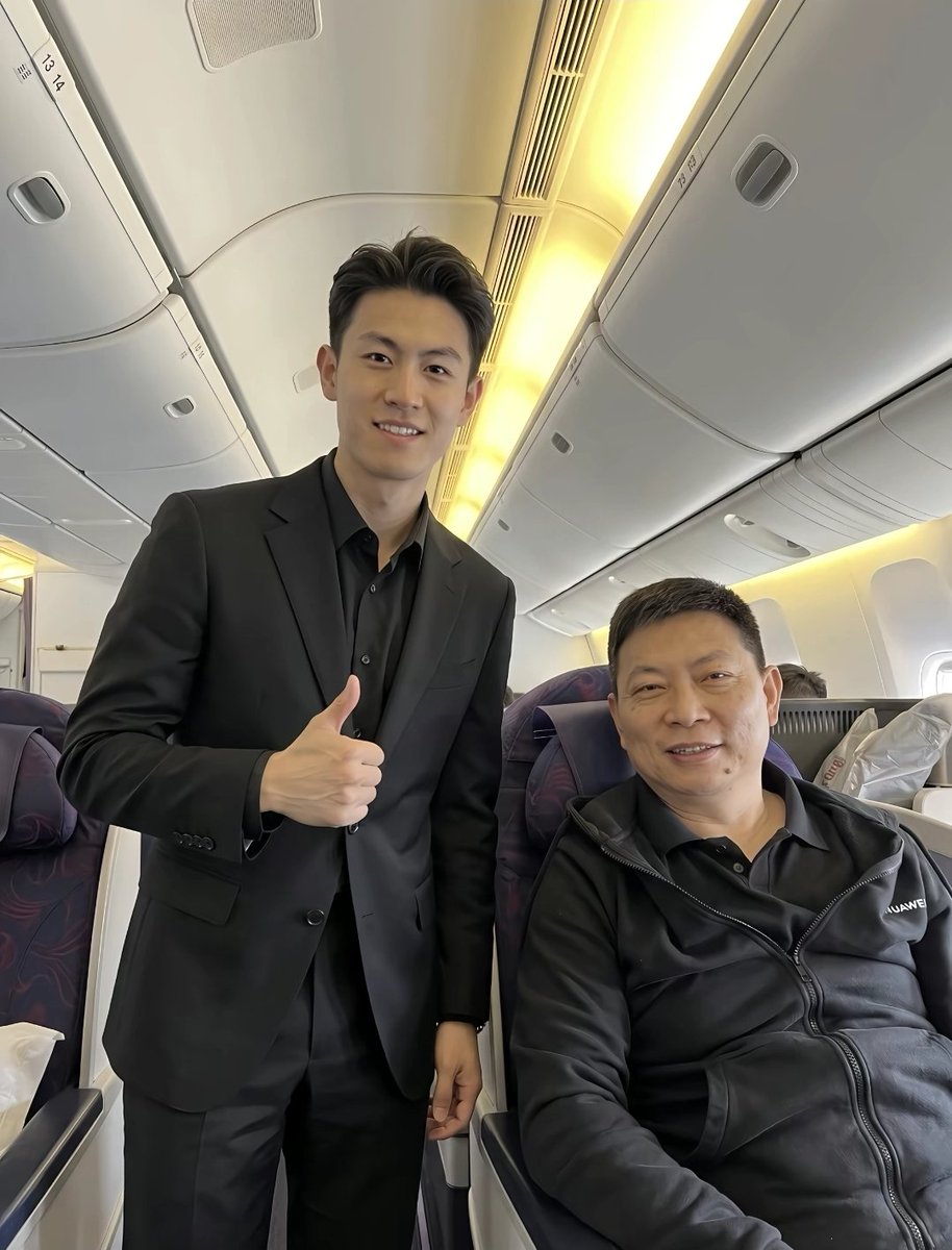 Liu_si_yao's tweet photo. 早啊，好幸运啊
厦航飞机上偶遇小米集团创始人雷总 https://t.co/nx1aSrSQT5