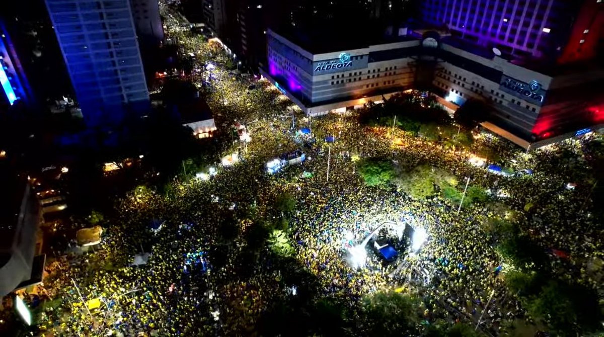 andrefernm's tweet photo. Meu Ceará me dá orgulho demais. O bloco está fervendo! 

https://t.co/kMKjxX845v https://t.co/uaPsZ4C7UL