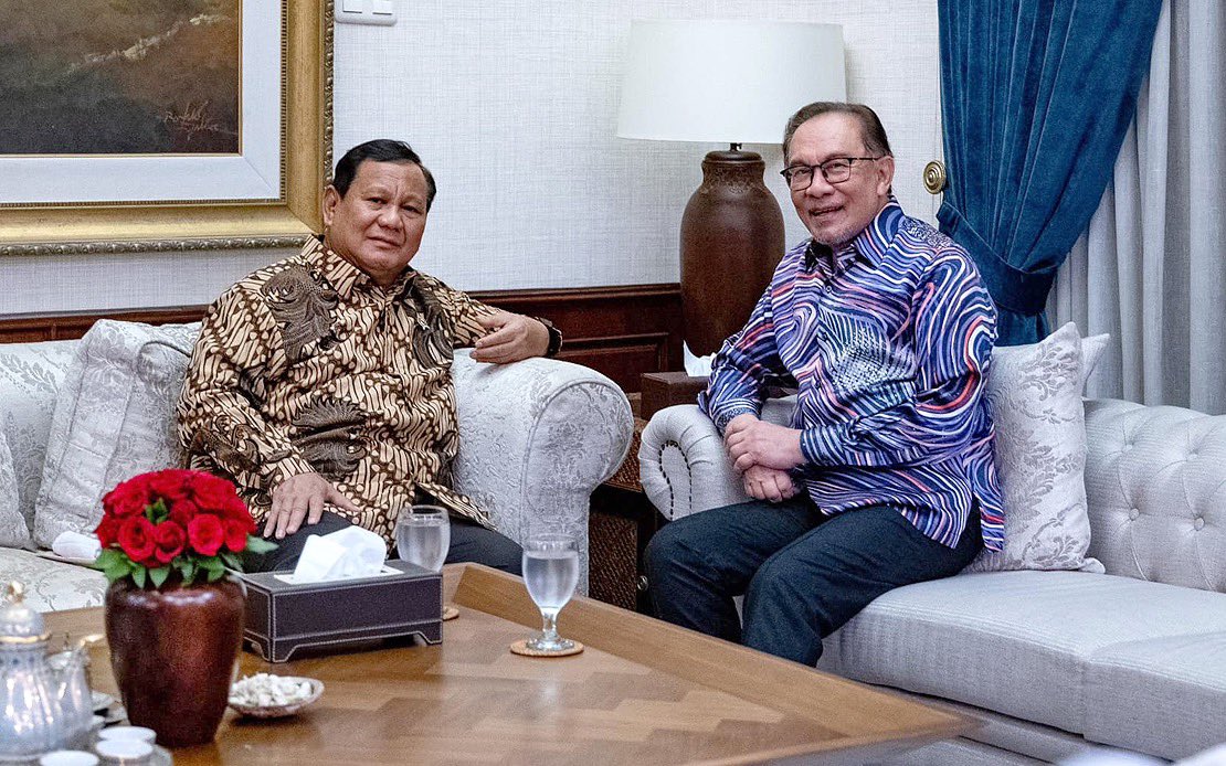 Solisidtor's tweet photo. Presiden sepenggal.
Perdana Menteri sepenggal.

Ayuh rakyat Malaysia Indonesia 🇮🇩 🇲🇾 kita pencenkan kedua2 sahabat akrab ini 💖 https://t.co/P5OIh36am4