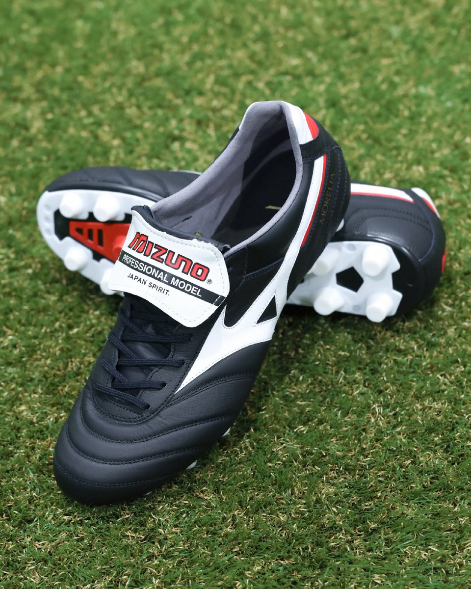 MizunoFlagship's tweet photo. 緊急発売決定🔥限定８足👀✨

🌸 #森島寛晃 会長仕様
𝐌𝐎𝐑𝐄𝐋𝐈𝐀 Ⅱ 𝐉𝐀𝐏𝐀𝐍 🌸

本日オープンした
📍 𝗠𝗜𝗭𝗨𝗡𝗢 𝗢𝗦𝗔𝗞𝗔 𝗦𝗛𝗜𝗡𝗦𝗔𝗜𝗕𝗔𝗦𝗛𝗜

森島寛晃 セレッソ大阪代表取締役会長の
「一日店長就任記念」スペシャルモデルが登場。

🌸 セレッソ大阪のロゴ
🔢 森島会長の背番号「８」
を刻んだ、ファン必見のプレミアム仕様🎖️

明日10/24開店より 限定8足のみ販売💥
¥38,500(税込)

セレッソ大阪サポーター皆さま🌸
モレリアファン皆さま⚫️⚪️🔴
ぜひ店頭でご覧くださいませ👊

@crz_official 
@MIZUNO_FTB_jp 
#MizunoOsakaShinsaibashi
#MORELIA #mizuno #ミズノ