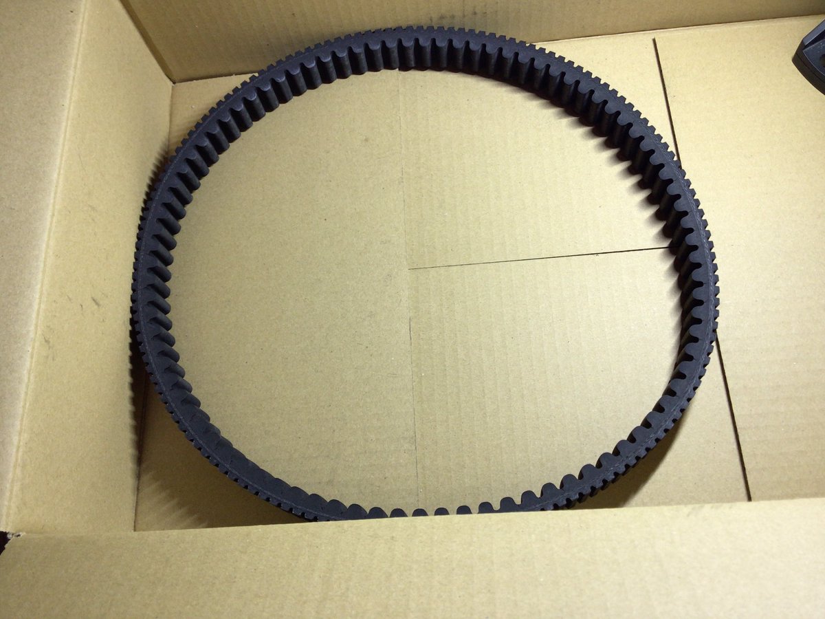 djkanayaman's tweet photo. スクーターの「駆動系」といわれる部品は定期的な交換が必要です。
写真は総走行40,000kmで交換したドライブベルトです。
ぱっと見、摩耗のようなものは確認できませんが、ゴムが硬化してヒビ割れを起こしています。
予防整備はタイミングが難しいですね。

#pcx 
#スクーター
#メンテナンス https://t.co/atzTzjCYUa