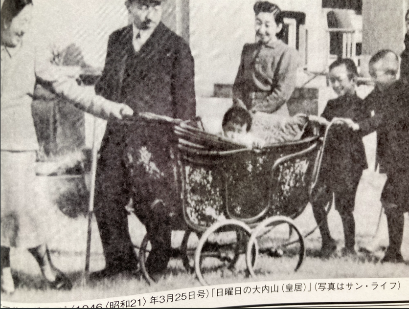 OrangeBoxKitty's tweet photo. 1/2
#GHQ占領期 にアサヒが掲載したご皇室の写真。
「アメリカ式の」優雅な家族団らん風景を演出。
実際は、陛下は地下室暮らしをなさっていたのだが、NHKは「皇居は一部消失しただけ」と宣伝。
反感を煽った。
そしてプラカード事件が起きる。
「朕はたらふく食ってるぞ、人民は飢えて死ね」
#真相箱 https://t.co/Jw63kBStAg