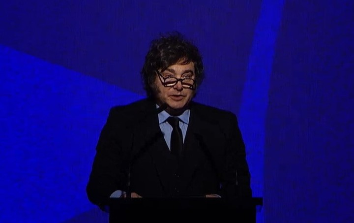 clarincom's tweet photo. MILEI COMENZÓ SU DISCURSO CON CRÍTICAS AL PERIODISMO Y ASEGURÓ QUE LA CAUSA LIBRA FUE UN "INTENTO DE GOLPE DE ESTADO"

En el inicio de su disertación en la Fundación Faro, el Presidente pidió "compensaciones" por el seguimiento de la causa Libra en la que fue sobreseído. "Quisieron intentar un golpe por la via institucional, pero no pudieron porque estamos limpios. Celebro el correcto funcionamiento de la Justicia, que no se dejó arrastrar, porque esta causa fue utilizada políticamente", dijo.

"Que sepan muy bien que con los hijos de... en Argentina no vamos a tener piedad, porque acá a los buenos les tiene que ir bien, y los que se tienen que quemar en la hoguera son los hijos de p...", agregó.

(+) en Clarín: https://t.co/hDEzBUMIvT