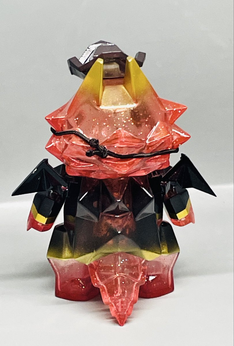 _nekorat's tweet photo. ソフビQ vol.6 / 商品告知その2 

ドラポリゴン / クリムゾンパイレーツ
販売価格：10,000円

ソフビQ限定の新作ドラポリゴンが登場！

海賊船の船長をイメージして制作してみました🏴‍☠️

キラキラ輝く赤いクリアラメボディに、黒とゴールドを組み合わせた衣装で、船長らしいカッコよさを演出！

ドクロマーク入りの海賊帽子に眼帯、さらに背中には黒い翼を付けて、存在感のある一体に仕上げました✨

先ほど紹介した「マリンパイレーツ」と一緒に並べて、海賊船の船長と船員を楽しんでもらえたら嬉しいです！

ぜひ会場で実物を見てみてください！