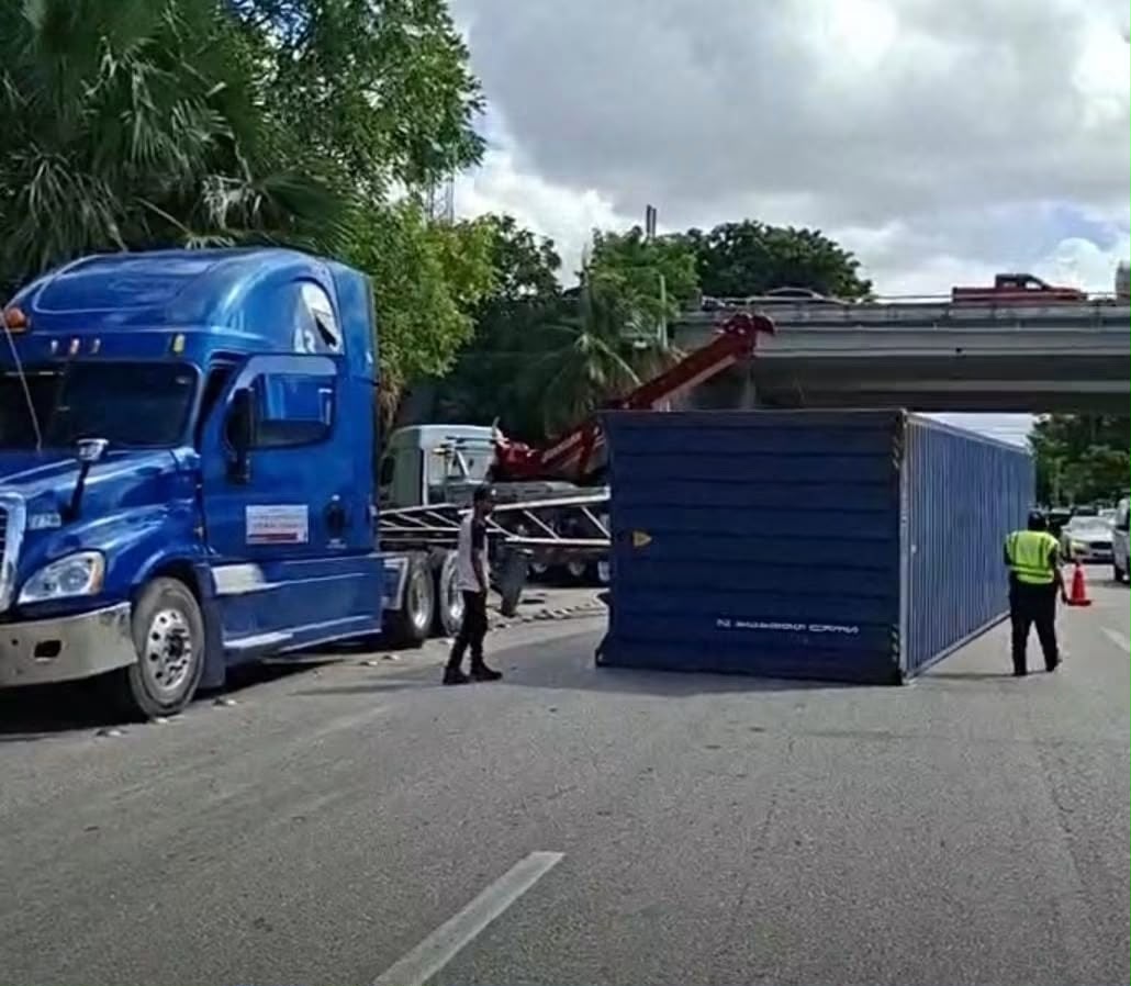 SoldeYucatan's tweet photo. Vuelca contenedor de cristales en la salida a #Progreso
Una intensa af3ct4ción a la circulación vehicular se registró a la altura del kilómetro 32 del Anillo #Periférico de #Mérida, luego de que un contenedor cargado con cristales volcara junto con la plataforma de un tráiler.
Lee más en: https://t.co/eiQ6ZlKpEy
