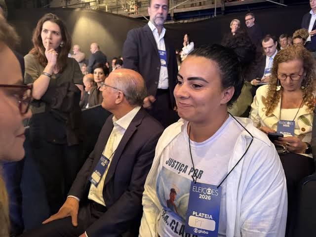 samiabomfim's tweet photo. Simbólico: a convite de Lula, Cristiane Gomes, mãe da menina Ana Clara, está hoje nos bastidores do debate da Globo. De um lado, o defensor do assassino de uma criança, do outro alguém que fortalece a luta da família por justiça. https://t.co/cfsRACUTUU