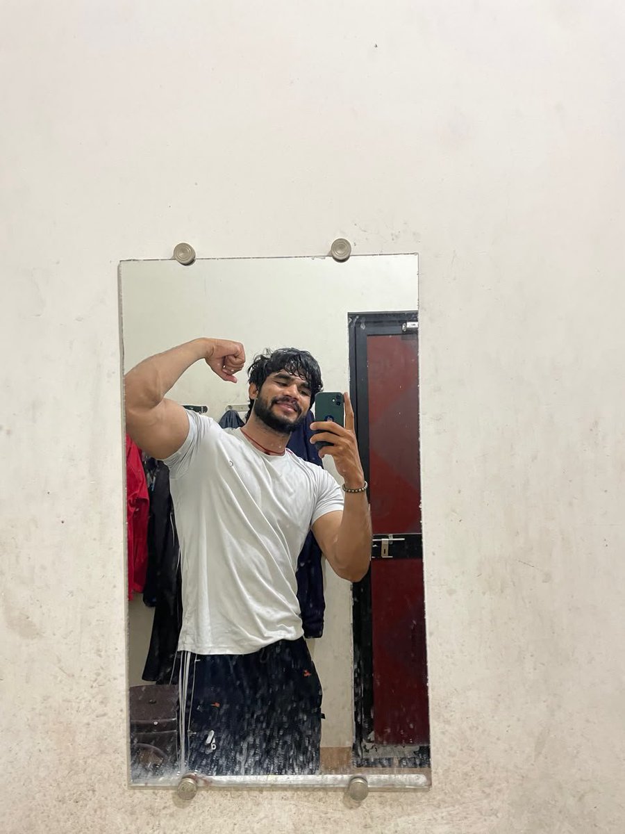 AakashVarmi6i9's tweet photo. Guy's the best bodybuilder 💪 and hot 🔥 model rajveer Singh threesome fuking video viral like share and retweet my post uploaded new pic and videos 🎥 https://t.co/qy6VmvELfc