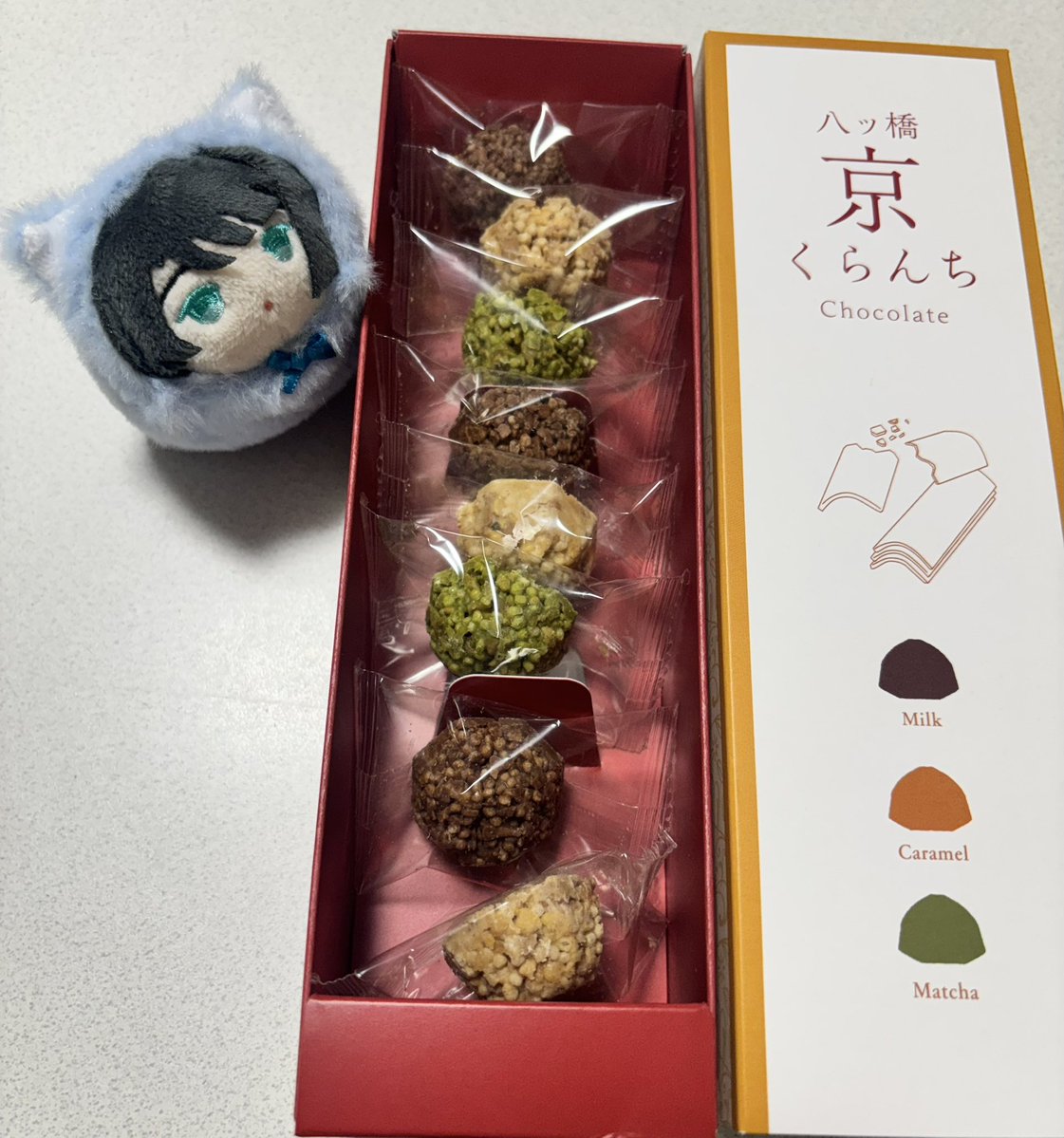 drop_329's tweet photo. 名古屋駅で新幹線乗る前に買ったぴよりん焼き、夫が友人からもらった京都土産、凱旋でフォロワさんからいただいたお土産♡
お菓子が沢山でおもちちゃんが大喜びです～🤗 https://t.co/bayDo81vLN
