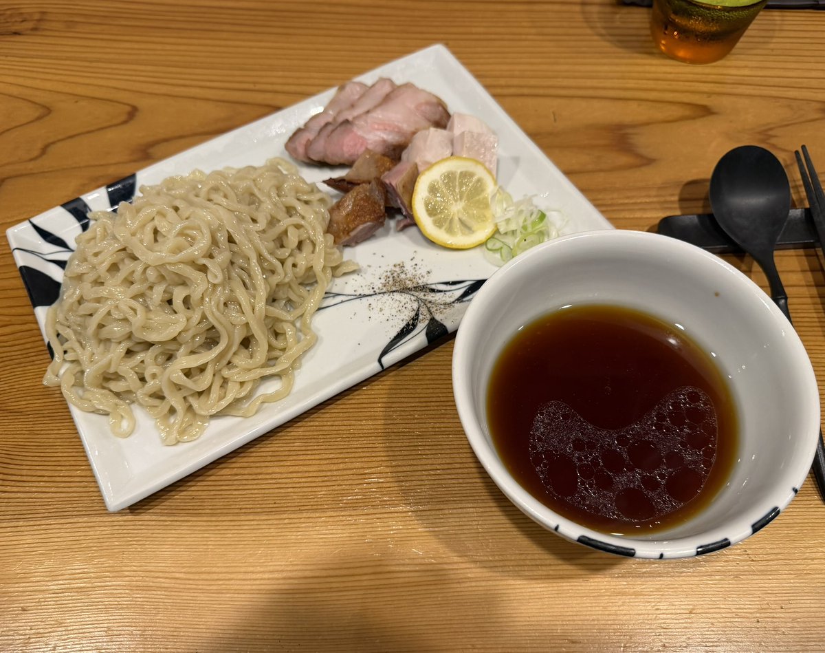 nao__919's tweet photo. らーめん かねかつ🍜北浦和

つけめん（しょうゆ）
肉三昧

以前から来たかったコチラに初訪♪♪
雨だけど凄い並び☔️
何を食べるか悩んだけど今回はつけめんで☝️
長くてモチモチな麺がめちゃウマ🤭
チャーシューも柔らかくて美味しいですね〜✨
スープ割りもして大満足💯
ご馳走様でした🙏 https://t.co/KCEJtDq2Le