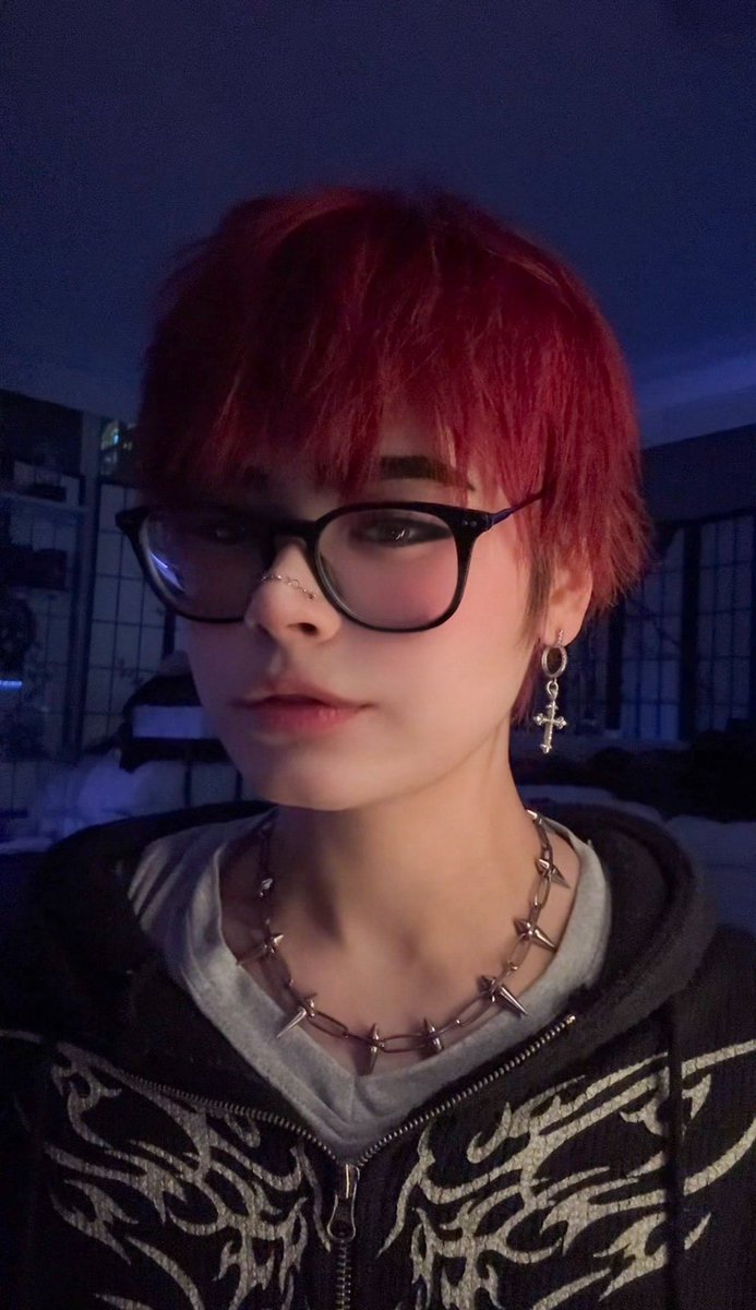 kiyanavixdud's tweet photo. do u guys think im cuter with or without glasses 🥹? https://t.co/NqN03soYg8