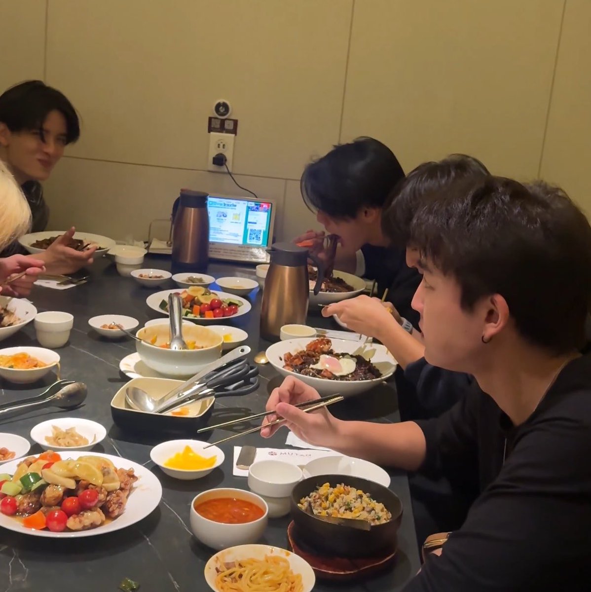 PYPAWNUN's tweet photo. ขุนอย่าขำแรง มีคนจะวีนแล้วหน่ะ 🤨😉 https://t.co/8PxXujH8SP