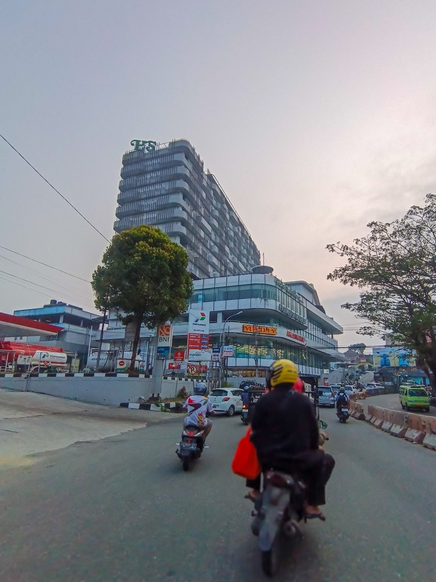 Chevin_Souisa's tweet photo. Depan hotel santika, Kota Ambon https://t.co/5D80kIzgzE