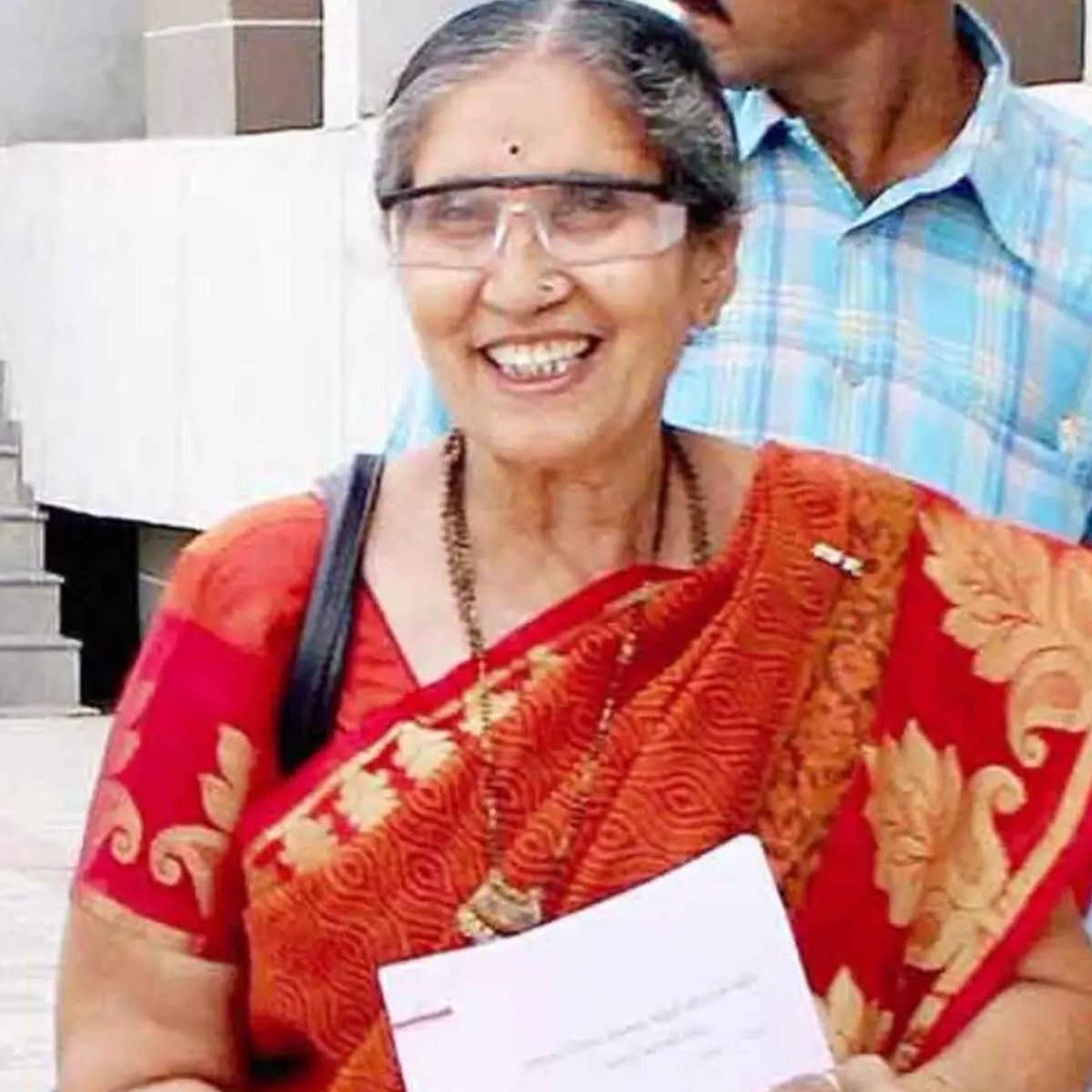 wrendomx's tweet photo. Everyone knows             Now tell us who's
she is Modi's wife          your father? https://t.co/iLpHeAd50B