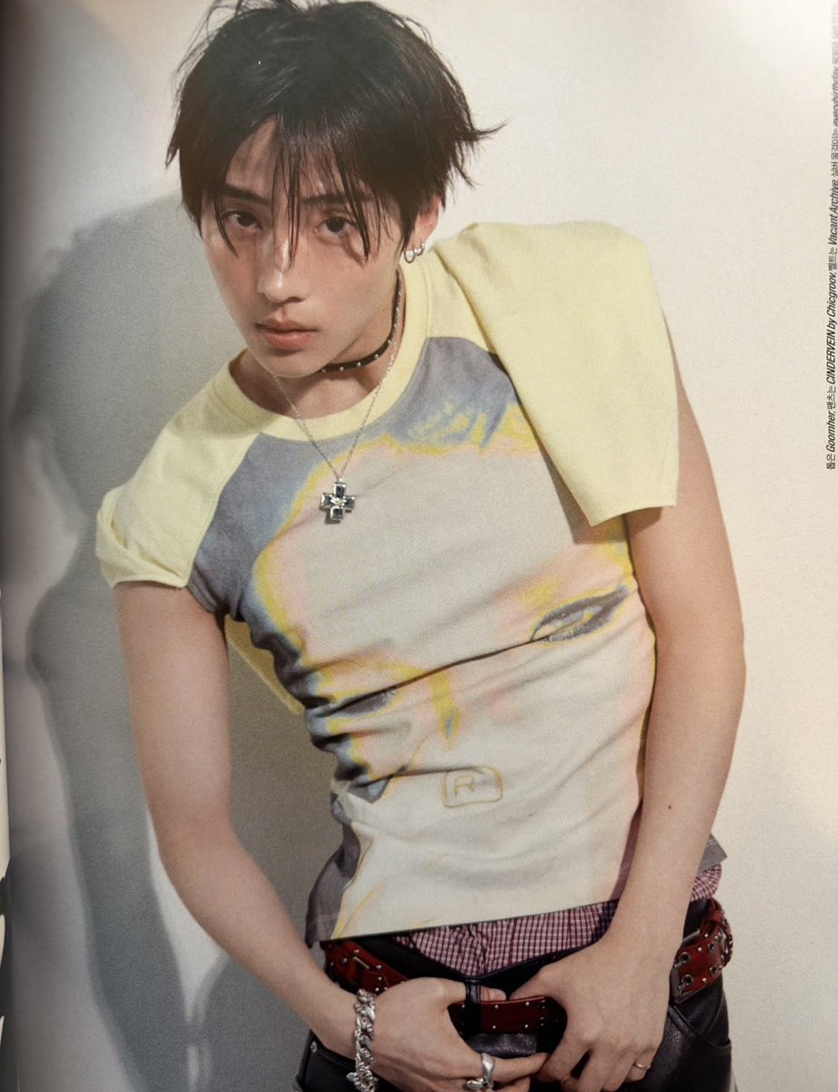 lowdevotion's tweet photo. hi he’s so in plain sight sangwon https://t.co/UBA03J0Phd
