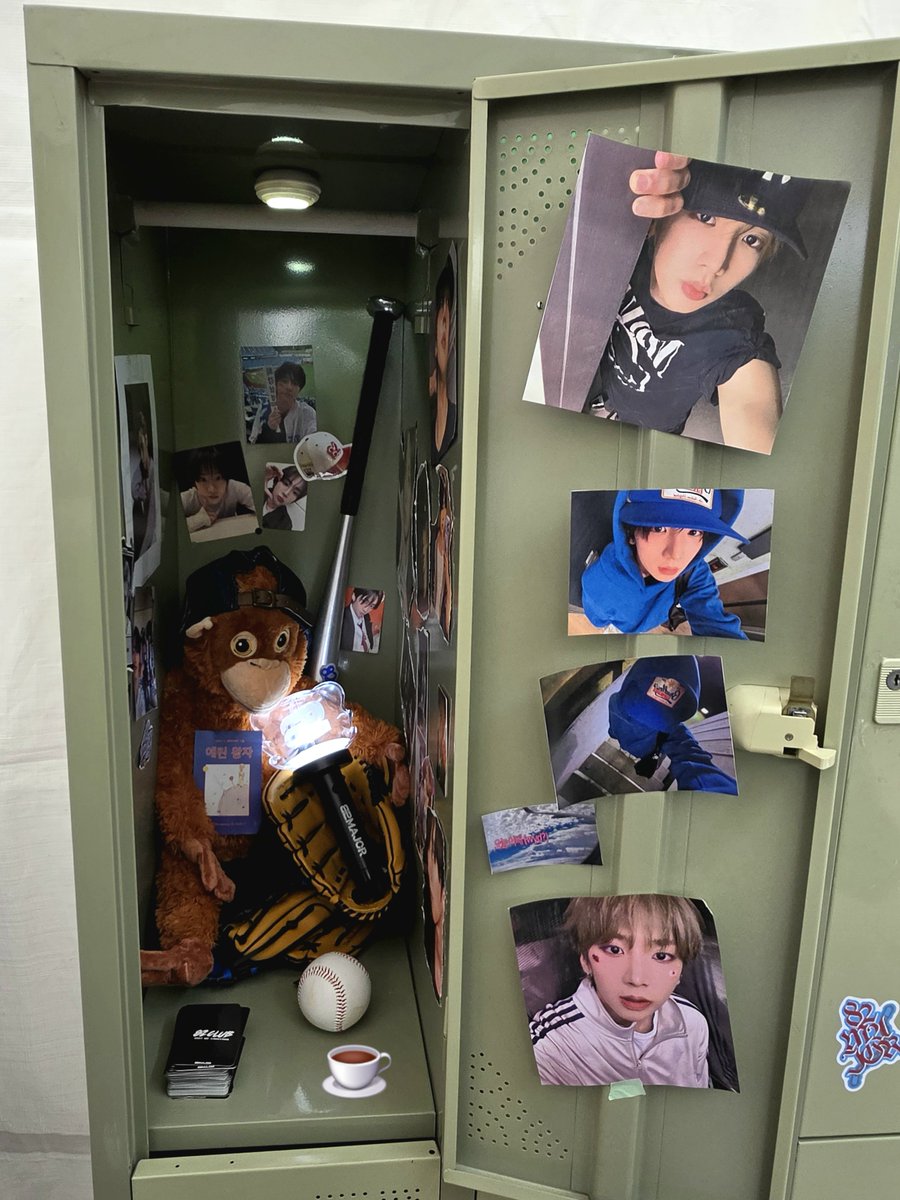 M0CHAC0TT0N's tweet photo. 82클럽 MD포카랑
팬클럽부스 남성모 선배 사물함 🫰🫰🫰 https://t.co/TTCJmLWQ6a