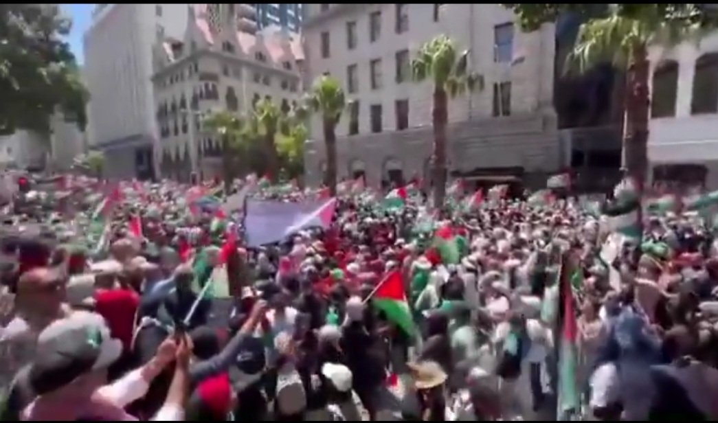 Brettbenraphael's tweet photo. Cape Town... Marching for the "rights" of asylum seekers and refugees... They demand Ubuntu from you but will never give it back to you in return. Remember that https://t.co/C0t3Bn3A3C