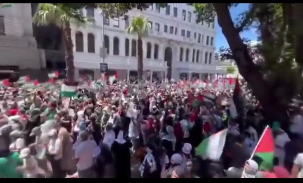 Brettbenraphael's tweet photo. Cape Town... Marching for the "rights" of asylum seekers and refugees... They demand Ubuntu from you but will never give it back to you in return. Remember that https://t.co/C0t3Bn3A3C