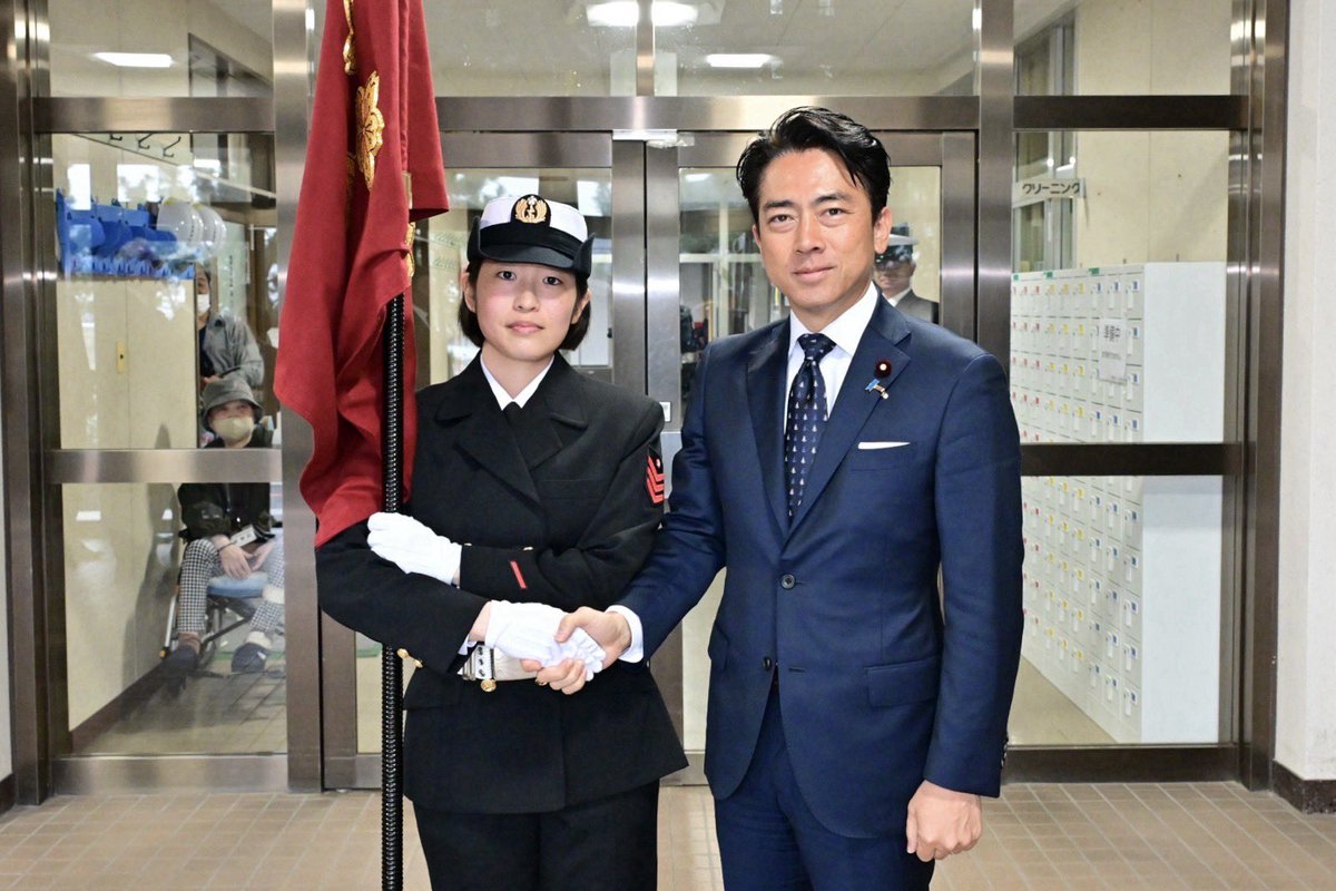 shinjirokoiz's tweet photo. 今日、海上自衛隊の横須賀地方総監部で旗手を務めてくれた女性自衛官。最後は小田原副大臣@odawarakiyoshi も一緒に。ありがとうございました。 https://t.co/CIPd4cvpi9