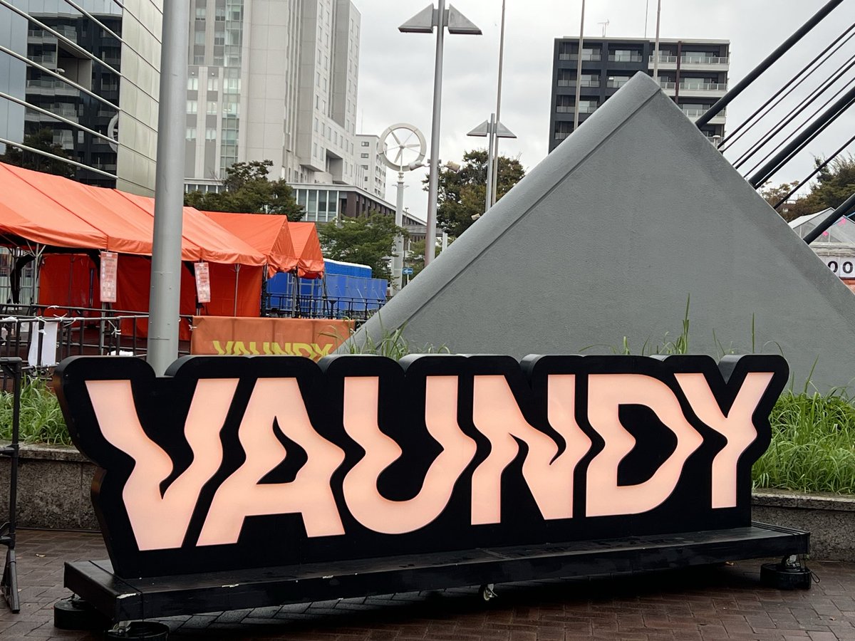 shion9816's tweet photo. 小倉まで遠征
駅に着いたらVaundy 祭りで嬉しくなったー
タンブラーゲットしたけどショッパーは終わっちゃってた

#vaundy 
#北九州メッセ https://t.co/IHhFZJy0IS