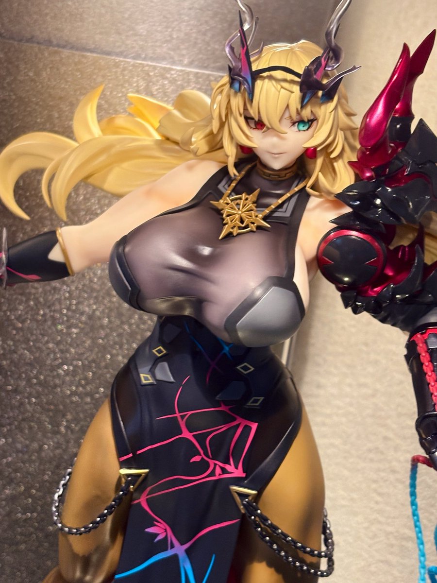 melonnyinyi's tweet photo. バゲ子フィギュア設置完了 縦横ともにケースギリギリでした 自分の絵が大ボリュームのスケールフィギュアになるってやっぱり嬉しいですね https://t.co/rhJniQZNCR