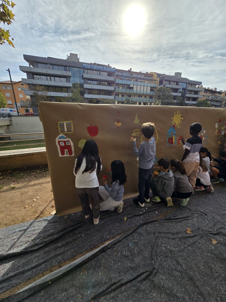 BibliotecaVicPB's tweet photo. El mural 'Els drets de la canalla" amb Valentí Gubianas va esdevenir una obra en col·laboració entre els alumnes d'entre 7 i 11 anys de les escoles de Vic en el marc del "Canalla. Festival del Llibre Infantil i Juvenil de Vic". @bibliotequesXBM @vic_educacio @vic_cultura https://t.co/QFrSHWboCj