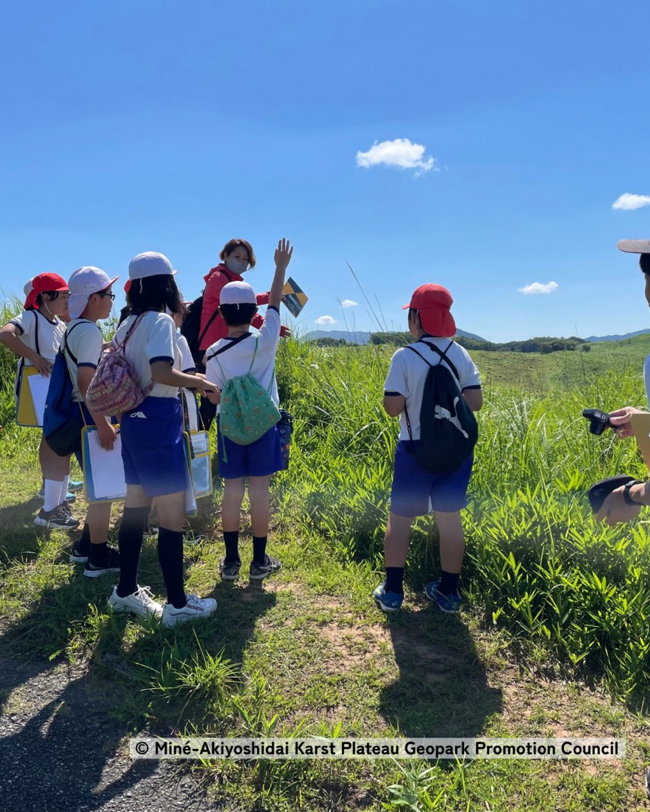 JapanGov's tweet photo. Beneath this grassland lie over 450 caves. 🕳️

This is karst, carved by rain dissolving limestone. In Mine City (mee-neh), grassland and caves are one system, protected by conservation and education. 💧

A UNESCO Global Geopark, the city hands this living land to the future. 🌍 https://t.co/hissNoosUG