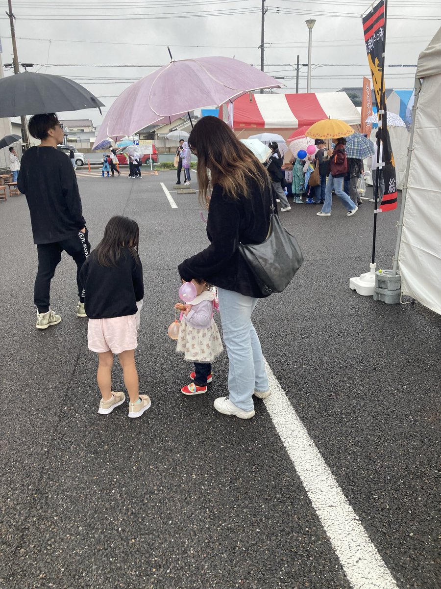 o5Jrq3qsqlL6jAh's tweet photo. こんにちは😊☔️

今日は娘と孫と(びさいまつり)
孫は３等を引きました🤣

小雨☔️ですが、楽しい1日です。

皆さん✨️良い午後を✨️ https://t.co/4UVfLId1Vf